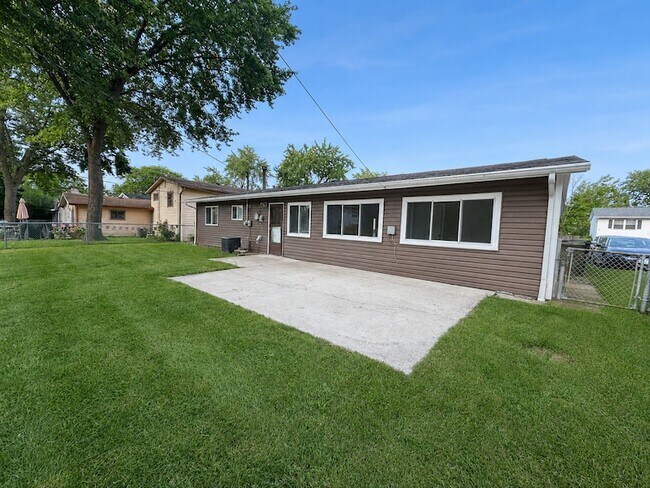 Building Photo - 6847 Hawthorne Ln