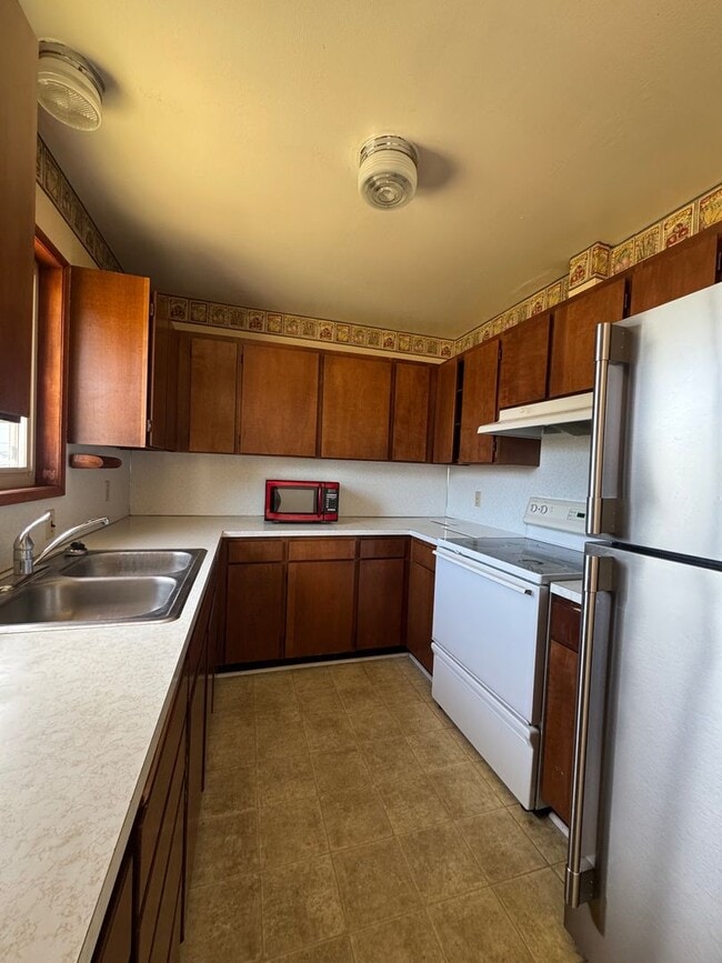 Building Photo - Spacious Home Near Hospital