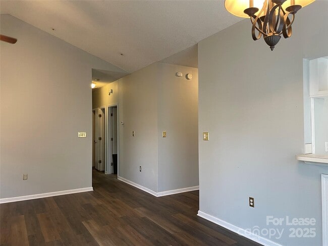 Building Photo - 6002 Kenmore Ln