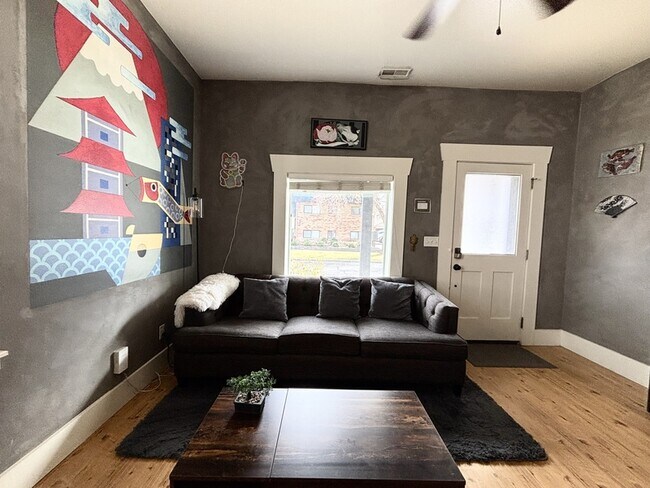 Building Photo - 608 Park St.