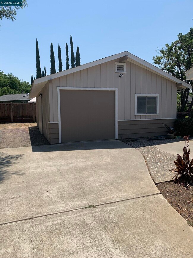 Building Photo - 1608 Claycord Ave