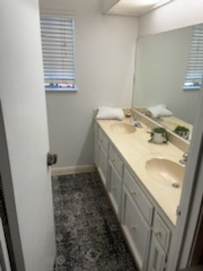 Building Photo - Great 3 Bed 2 Bath Home for Rent in Pinewood Neighborhood!!!