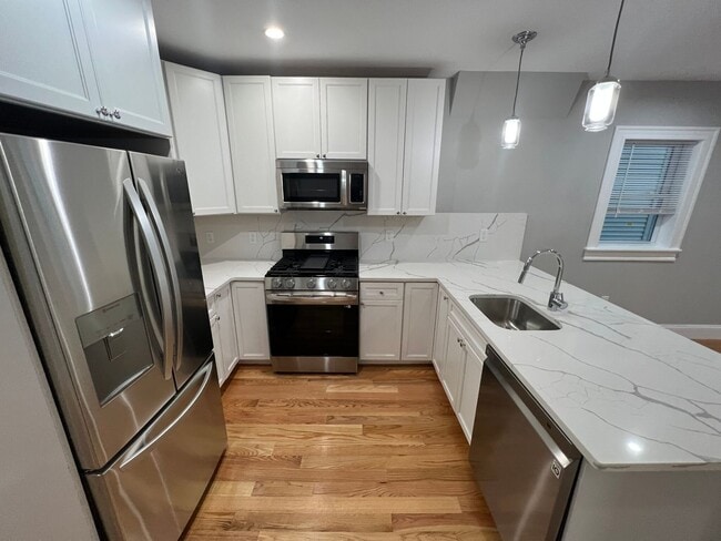 Building Photo - Huge updated 4 bed unit near Union Sq in S...