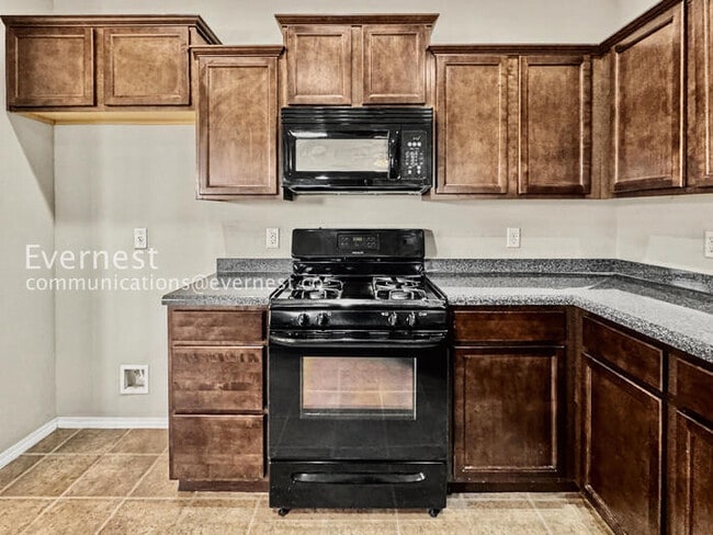 Building Photo - 3 Bed/2 Bath Home with Fenced Yard & Garage / Pet-Friendly / Available Soon!