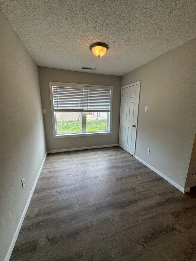 Building Photo - Three Level Condo with Garage