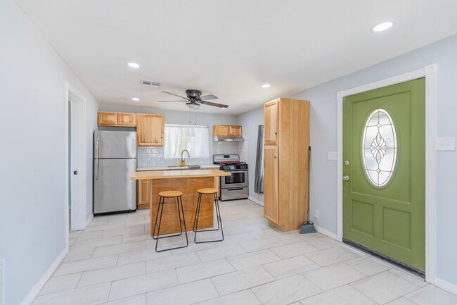 Building Photo - Adorable updated 2 Bedroom 1 Bath Home on ...