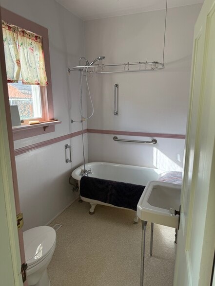 Building Photo - 104 S 1st St