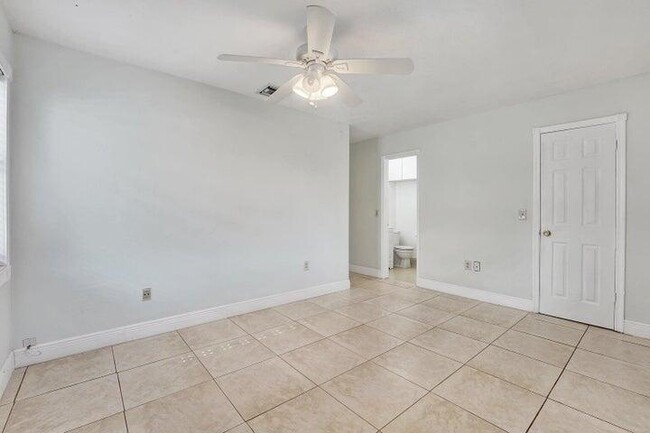 Building Photo - 2737 Lowson Blvd