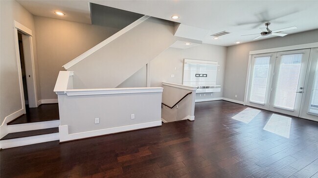 Building Photo - 605 Bayou St