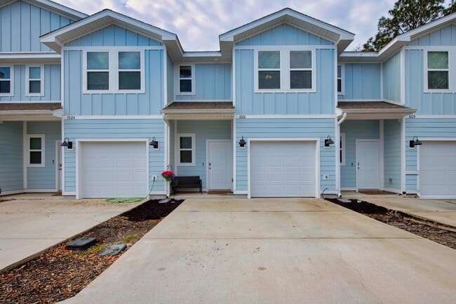 Primary Photo - 1026 McLaren Cir