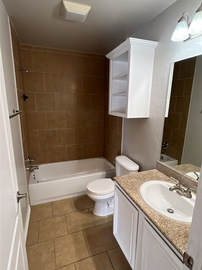 Building Photo - 4 Bedroom 2 Bath Duplex in Mustang!  $1270 Per month!