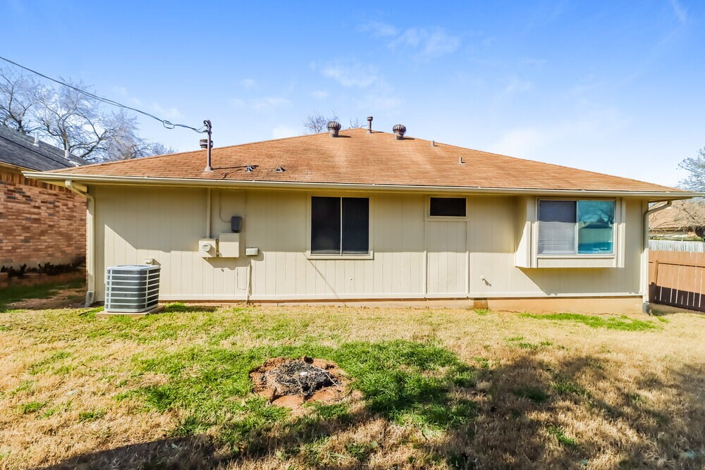 Building Photo - 911 Saunders Dr