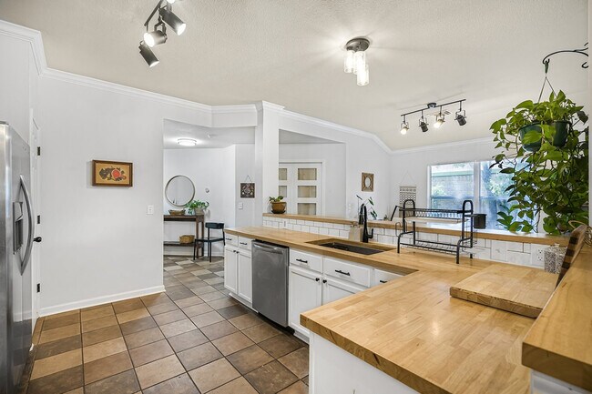 Building Photo - 904 Melted Candle Cove