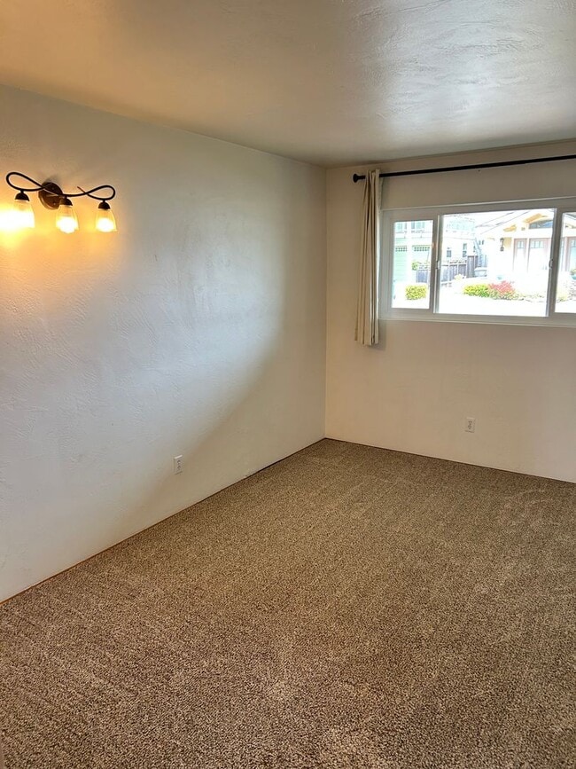 Building Photo - 2 bedroom 1 bath home w/ garage-ONE HOUSE ...