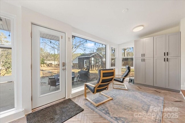 Building Photo - 5712 Oak Dr