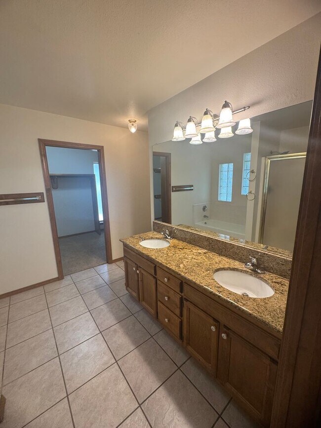 Building Photo - 3Bd 2Bth Home in the Sought-after Colonial...