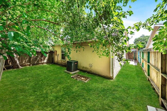 Building Photo - Duplex