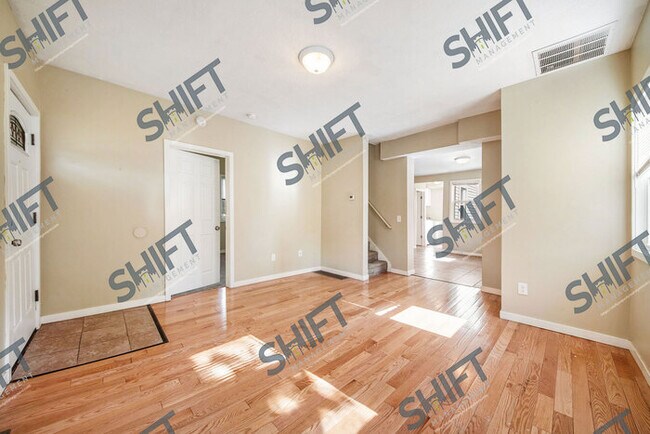 Building Photo - 656 Veto: Spacious home!