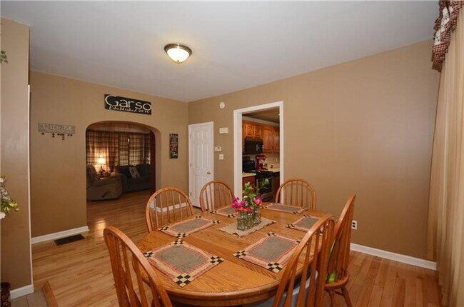 Building Photo - 2112 Saranac Ave