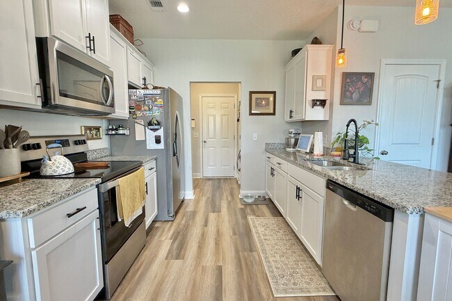 Building Photo - AVAILABLE EARLY MAY 2026! (Pet Friendly)