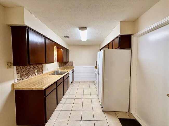 Building Photo - 930 N Century Dr