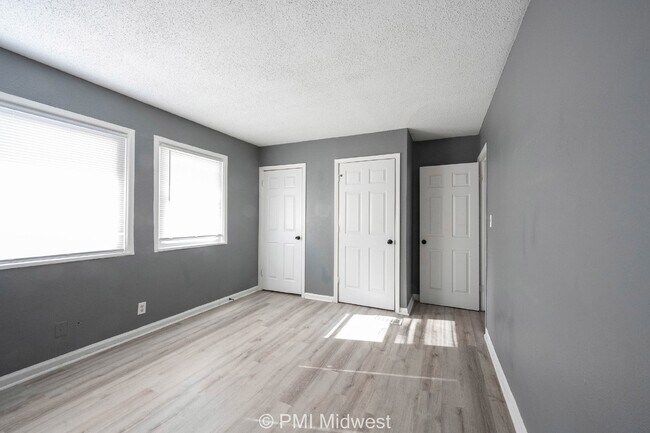Building Photo - Cozy 2 Bed, 1 Bath Apartment in Indianapol...