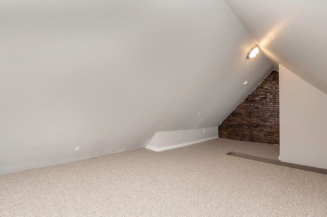 Building Photo - Remodeled 5 bedroom/2 bathroom in South Side