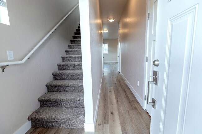 Building Photo - Beautiful 3br Townhome w 1-car Garage (2024)