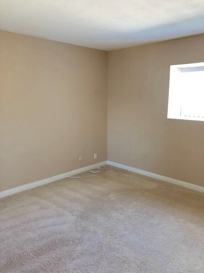 Building Photo - 2 bedroom, 2 story Mission Valley Townhouse with garage