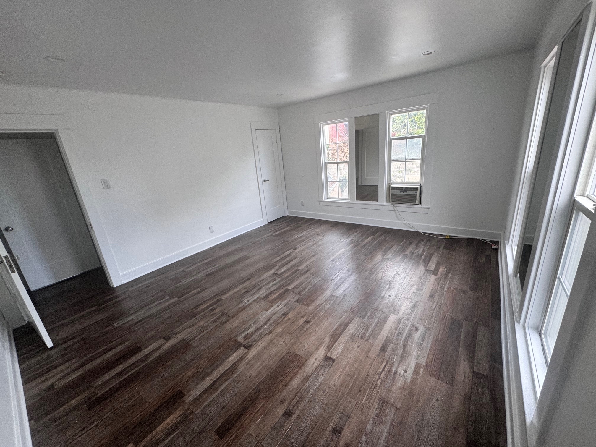 Building Photo - 1261 1/2 S Plymouth Blvd