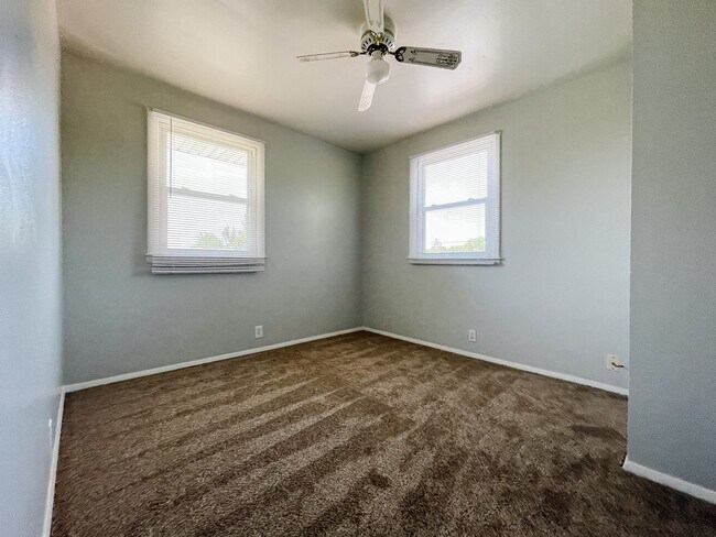 Building Photo - 8200 & 8202 W Butternut Rd