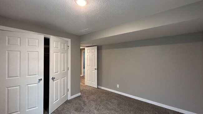 Building Photo - 4 Bedroom Townhome