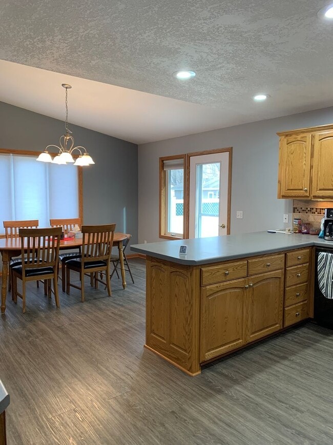 Building Photo - Executive 3 Bedroom Home