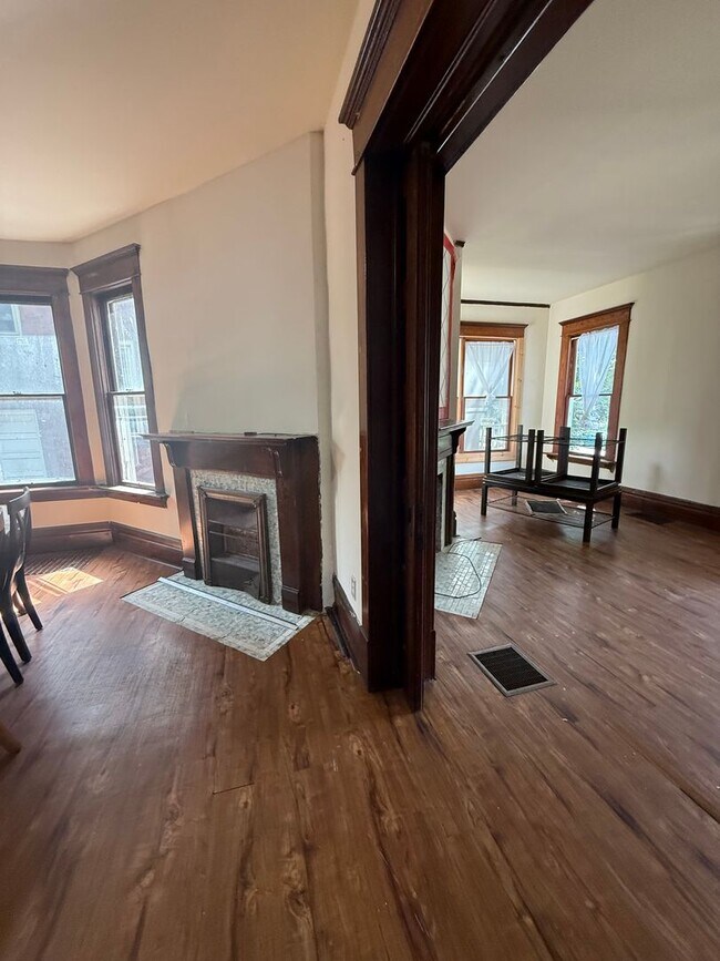 Building Photo - Large 7 bedroom, 2 bath home.