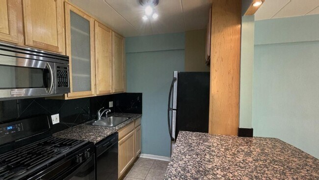 Building Photo - 5616 N Kenmore Ave