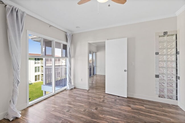 Building Photo - Spacious Riverview 1B/1B Condo