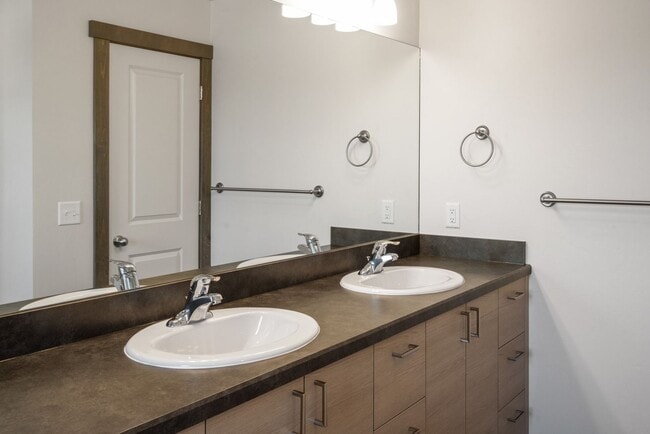Building Photo - Gorgeous 3 Bedroom condos with double stal...