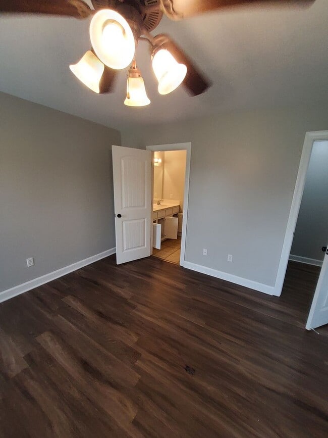 Building Photo - Modern Southaven Home with Two-Car Garage