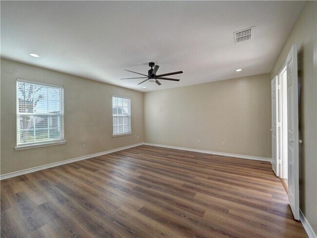 Building Photo - 3 bedroom 3 bath house