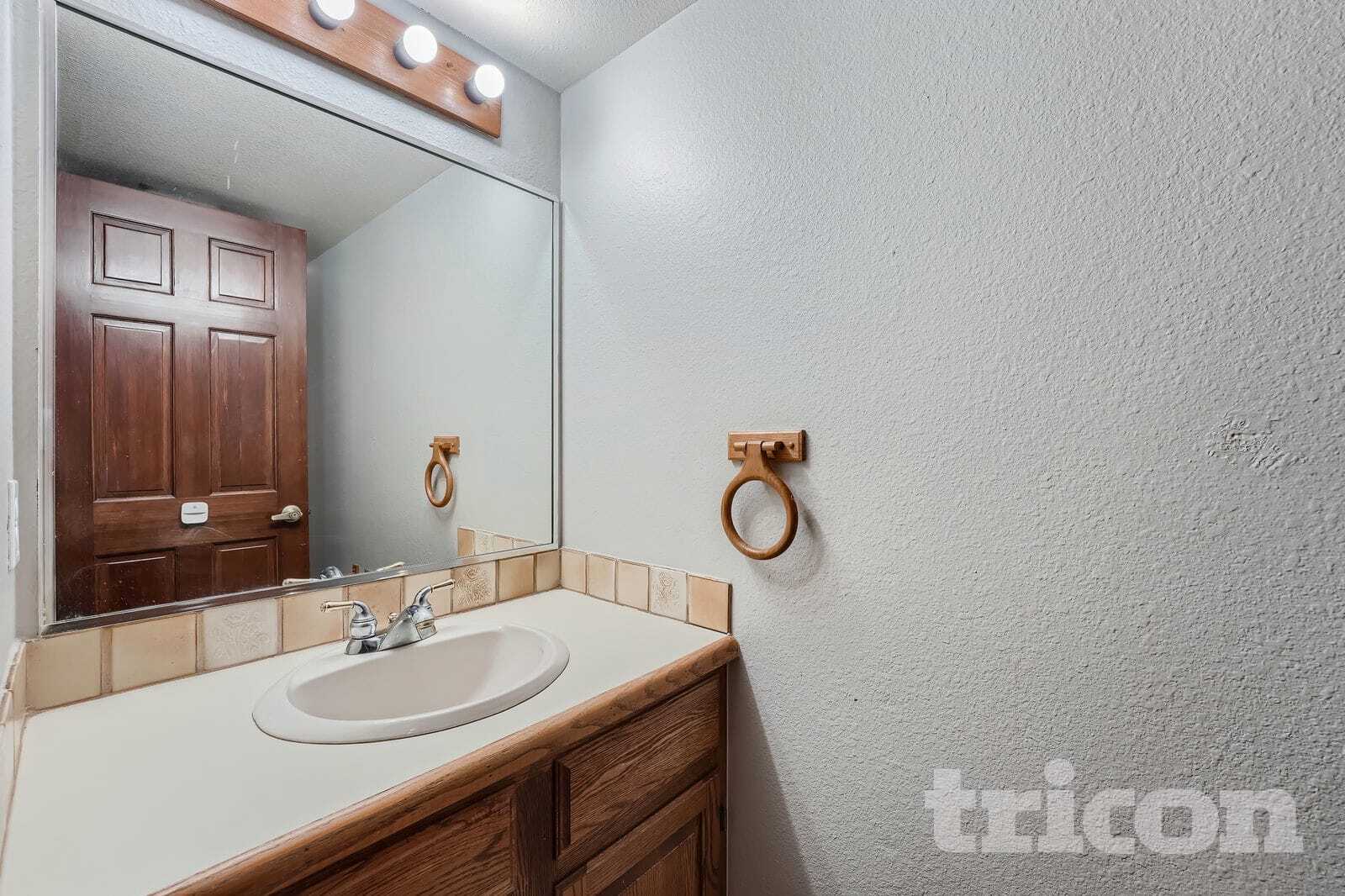 Building Photo - 6591 N Windmont Ave