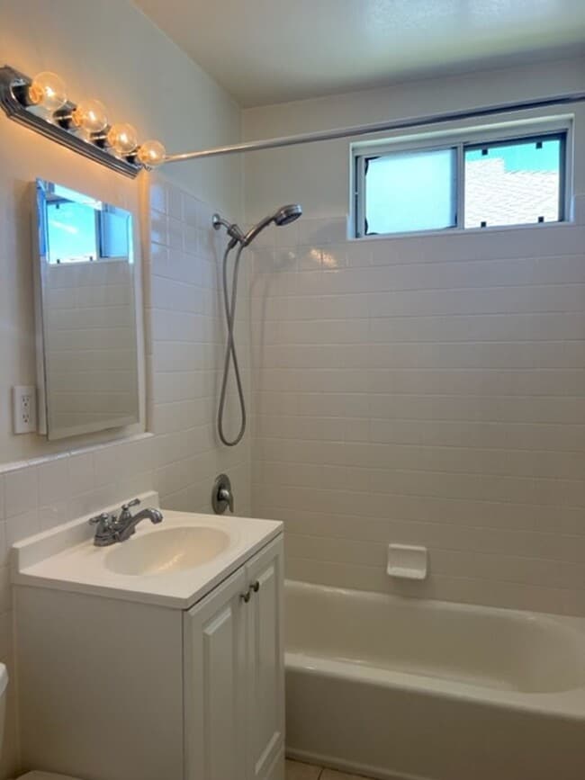 Building Photo - 2 Bedroom, 1 Bath Home with large yard in Lakewood