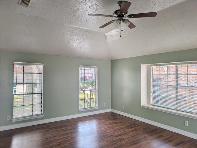 Building Photo - 2026 Sandy Knoll Dr