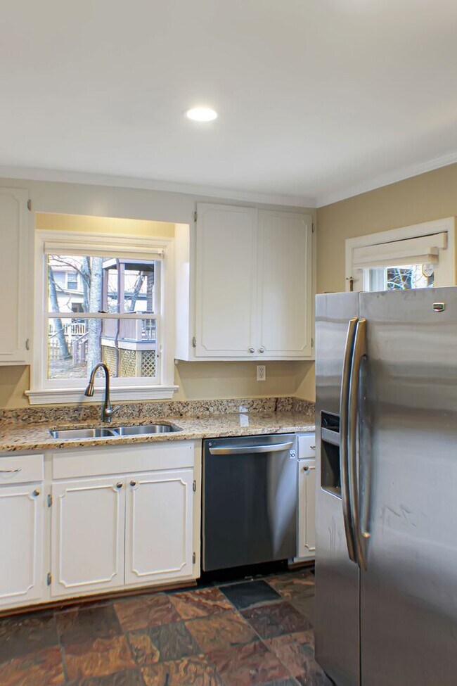 Building Photo - 4 Bedroom on 1 acre