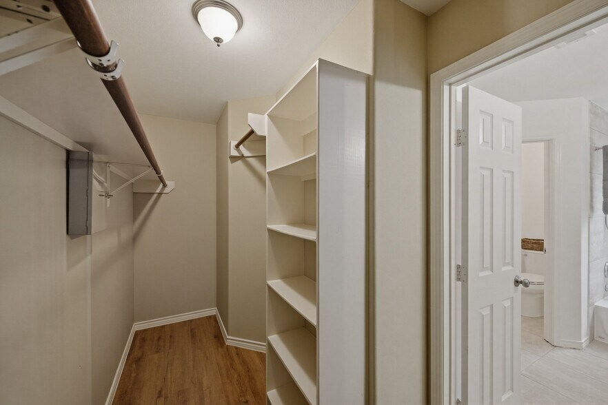 Building Photo - 3565 Dreyfus St