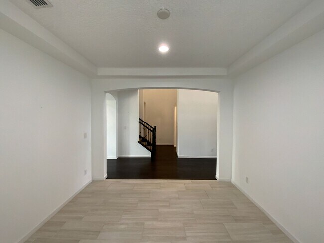 Building Photo - 5 Bedroom Luxury Home Available Near Louis...