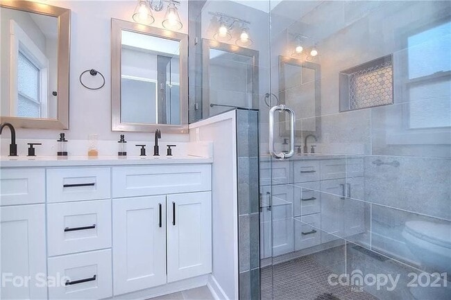 Building Photo - Remodeled 3 bed, 2 bath home in Plaza-Shamrock!