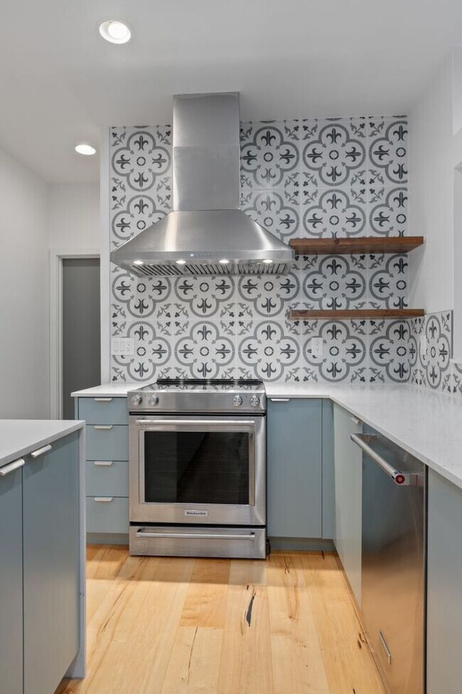 Building Photo - Fresh, Air-Conditioned Standalone Townhome in Coveted Lincoln Park