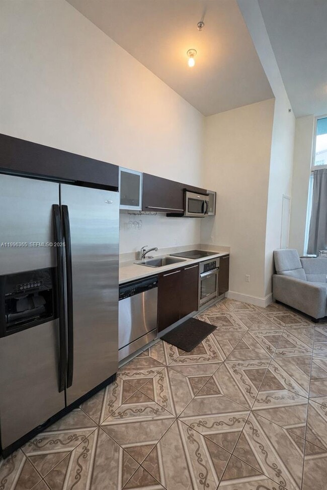 Building Photo - 1900 N Bayshore Dr