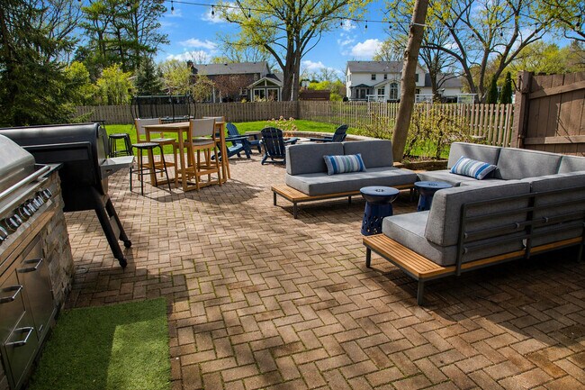 Building Photo - 2S316 Arrowhead Dr