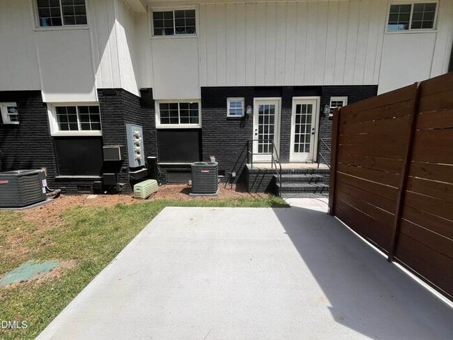 Building Photo - Five Point's hidden 2 Bed 1.5 Bath gem